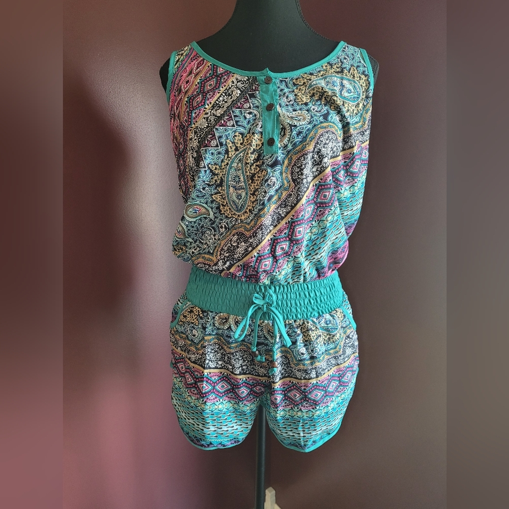 NWOT shorts/romper, with pockets,very flattering excellent brand new condition.